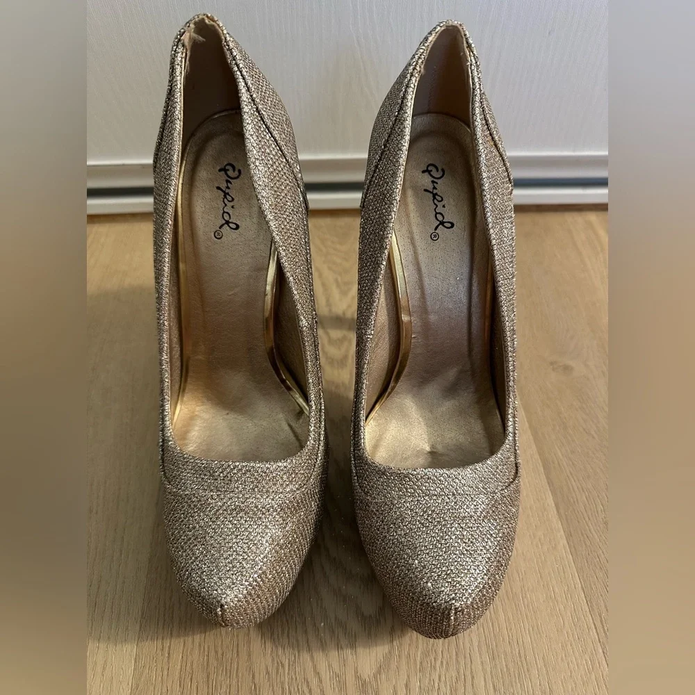 Gently Worn SZ 9 Elegant Gold Women's Heels